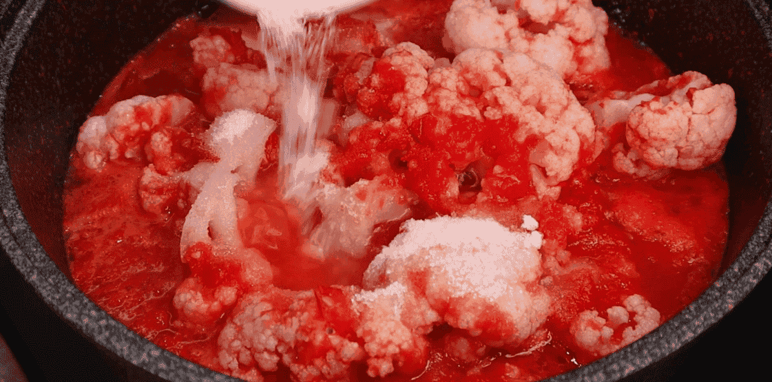 Цвітна маринована капуста в томатному соусі на зиму: готувати точно треба побільше, закінчується така смачна заготовка дуже швидко