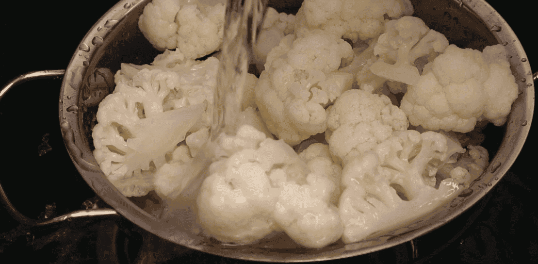 Цвітна маринована капуста в томатному соусі на зиму: готувати точно треба побільше, закінчується така смачна заготовка дуже швидко