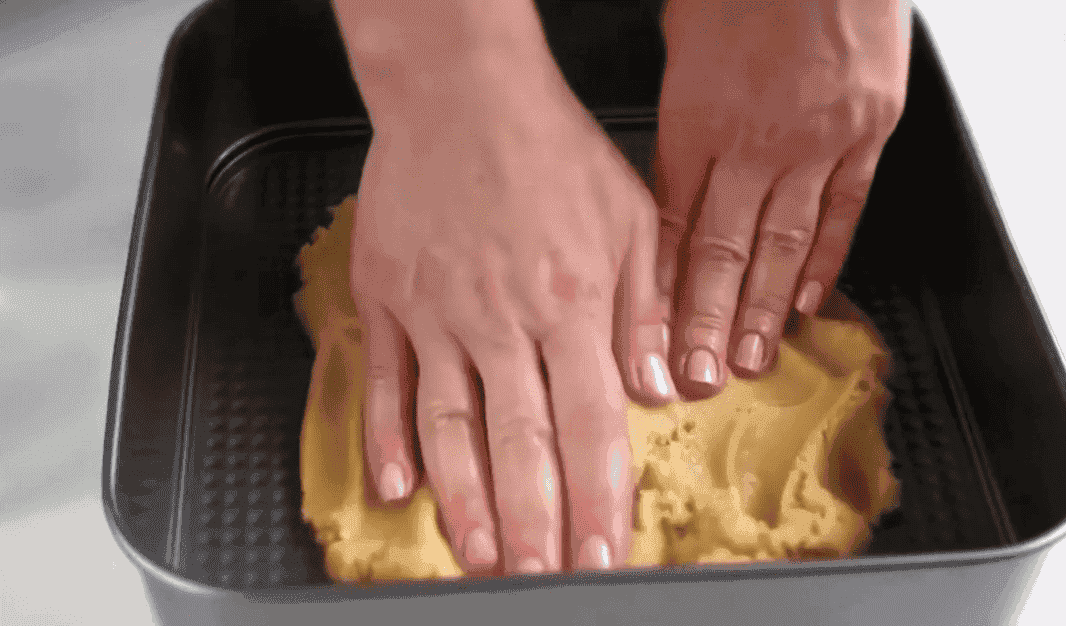 Простий горіховий торт із білковим кремом «Ведмедик», як в дитинстві: на приготування потрібно лише 30 хвилин, інгредієнти бюджетні, а виходить ну дуже смачно