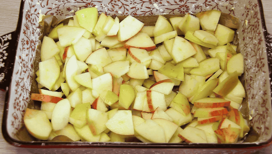 Пишний, ніжний, м'якенький бісквітний пиріг з яблуками: найпростіший, завжди вдалий рецепт - продукти тільки доступні, а яка смакота виходить