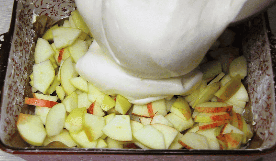 Пишний, ніжний, м'якенький бісквітний пиріг з яблуками: найпростіший, завжди вдалий рецепт - продукти тільки доступні, а яка смакота виходить