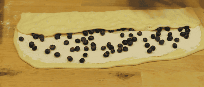 Такі булочки просто тануть у роті: пишні, м'якенькі булочки з сиром, ягодами та глазур'ю, швидке тісто та просте формування (довго не черствіють)