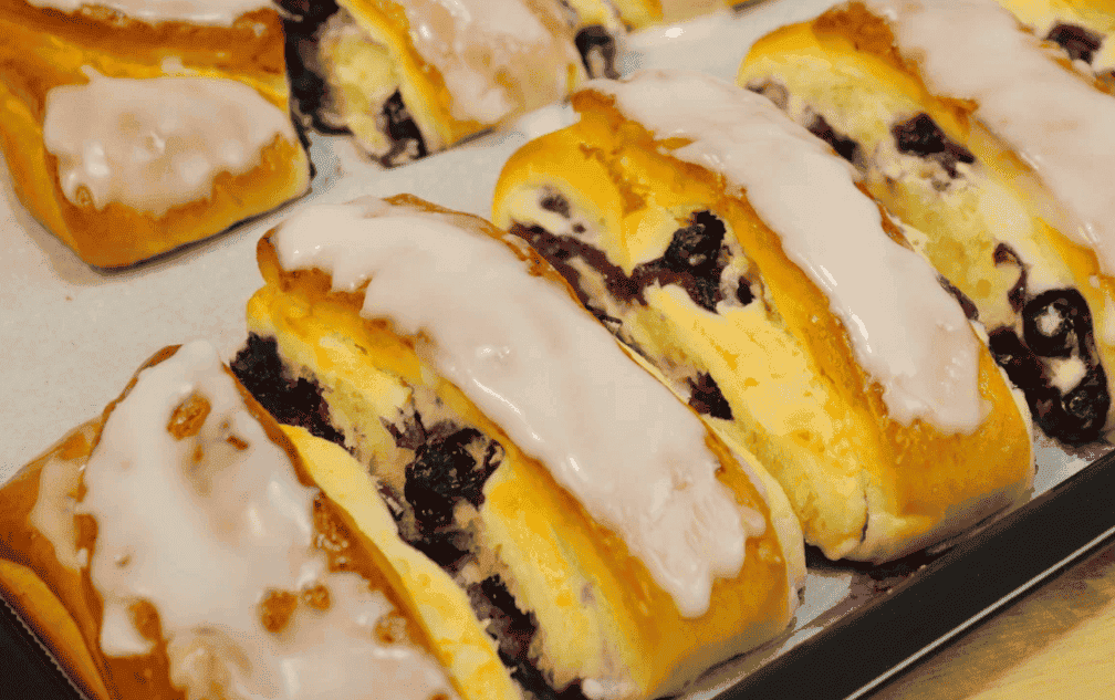 Такі булочки просто тануть у роті: пишні, м'якенькі булочки з сиром, ягодами та глазур'ю, швидке тісто та просте формування (довго не черствіють)