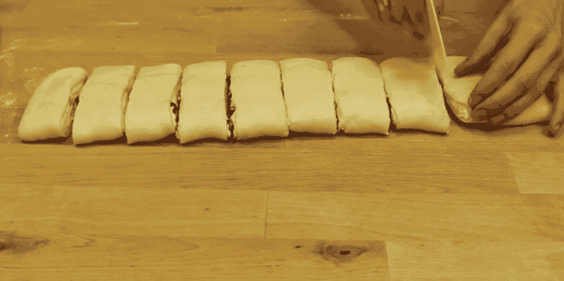 Такі булочки просто тануть у роті: пишні, м'якенькі булочки з сиром, ягодами та глазур'ю, швидке тісто та просте формування (довго не черствіють)