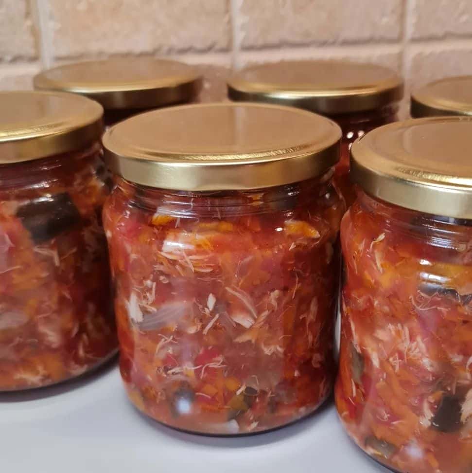Готуємо неймовірно смачну скумбрію з овочами на зиму: така заготовка взимку з'їдається миттєво, тому рекомендую робити більше