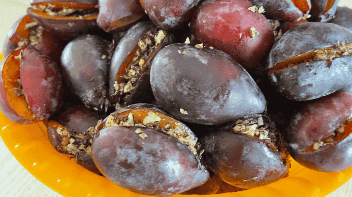 Пікантні фаршировані сливи на зиму з надзвичайно смачною начинкою: готуйте побільше баночок, щоб взимку не шкодувати, що мало зробили