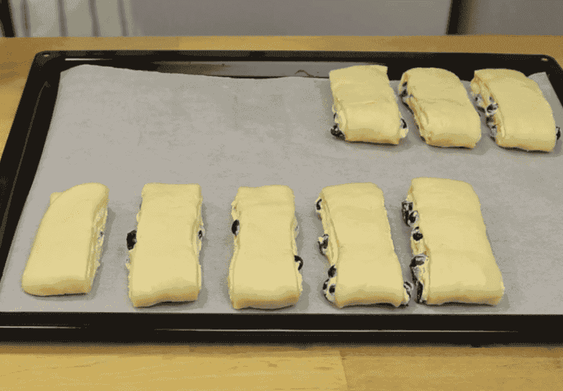 Такі булочки просто тануть у роті: пишні, м'якенькі булочки з сиром, ягодами та глазур'ю, швидке тісто та просте формування (довго не черствіють)