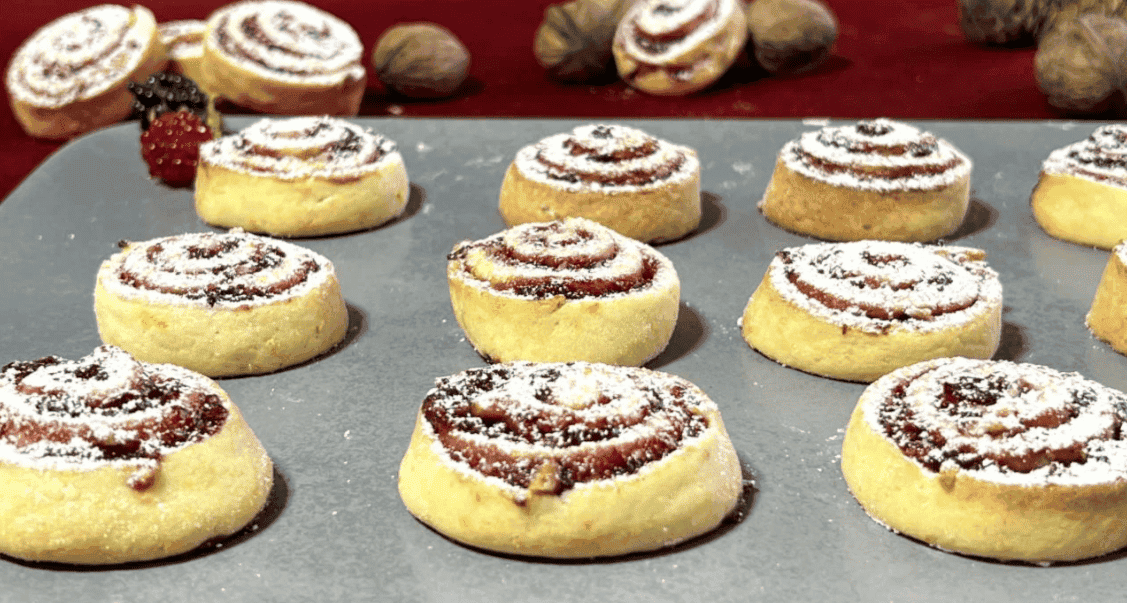 Сирне печиво "Завитки" з варенням і горіхами: смачно, просто, швидко, коли хочеться чогось до чаю, але "на швидку руку" печу таке печиво