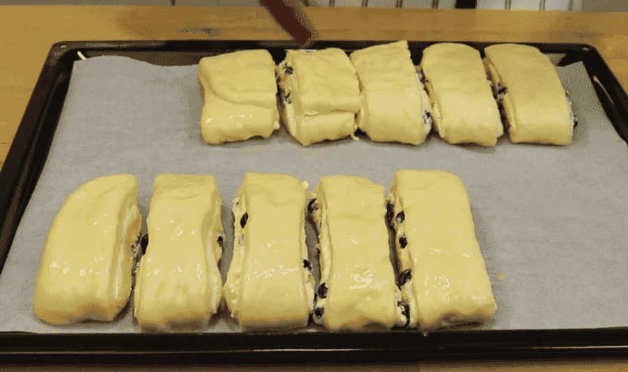 Такі булочки просто тануть у роті: пишні, м'якенькі булочки з сиром, ягодами та глазур'ю, швидке тісто та просте формування (довго не черствіють)