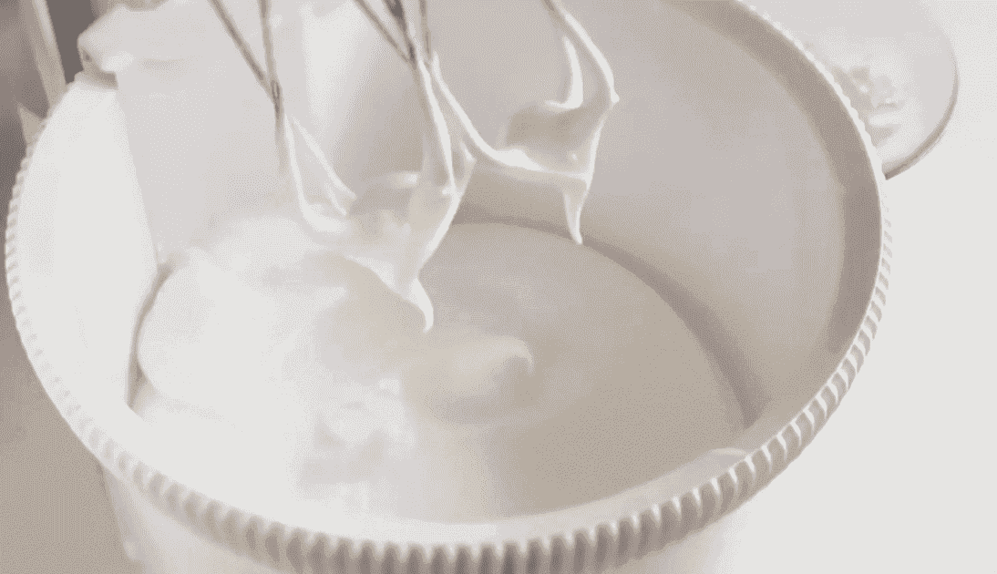 Простий горіховий торт із білковим кремом «Ведмедик», як в дитинстві: на приготування потрібно лише 30 хвилин, інгредієнти бюджетні, а виходить ну дуже смачно