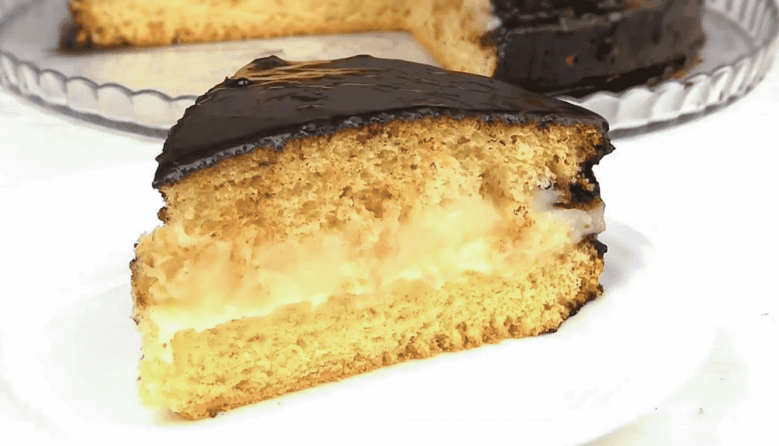 Найсмачніший і бюджетний торт "Чародійка" із заварним кремом: готується дуже швидко, а за смаком не зрівняється жоден магазинний