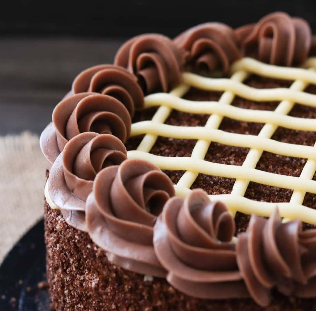 Неймовірно смачний і ніжний торт “Золотий ключик”, як в дитинстві: готується з 2 видами бісквіту і з ароматним кремом