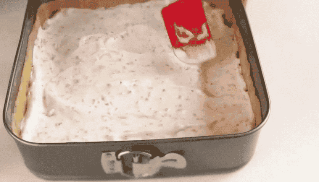 Простий горіховий торт із білковим кремом «Ведмедик», як в дитинстві: на приготування потрібно лише 30 хвилин, інгредієнти бюджетні, а виходить ну дуже смачно