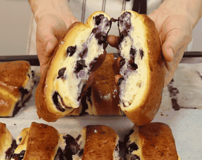 Такі булочки просто тануть у роті: пишні, м'якенькі булочки з сиром, ягодами та глазур'ю, швидке тісто та просте формування (довго не черствіють)