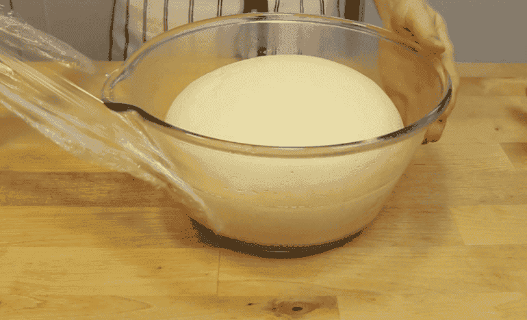 Такі булочки просто тануть у роті: пишні, м'якенькі булочки з сиром, ягодами та глазур'ю, швидке тісто та просте формування (довго не черствіють)