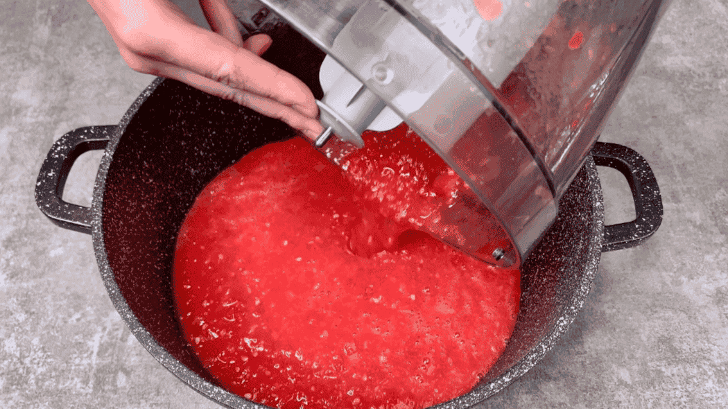 Готую нашу улюблену сиру "Хріновину" на зиму: всього за 10 хвилин, без оцту та варіння, виходить злегка гостренька, приємна та дуже смачна