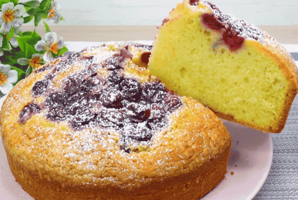 Ароматний, пишний пиріг з вишнями до чаю: недорогі продукти і тільки ті, які завжди під рукою, все дуже просто, але неймовірно смачно