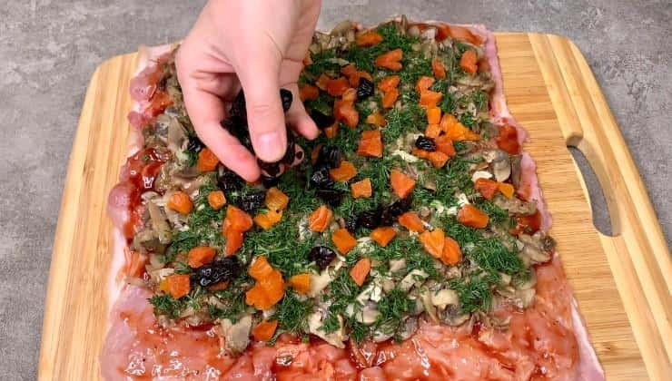 Готую дуже смачний, соковитий і апетитний РУЛЕТ З КУРКИ: подаю його тільки в особливих випадках, з'їдають миттєво