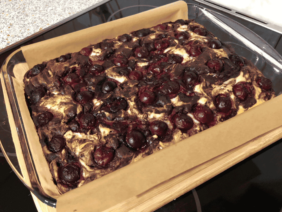 Неймовірно смачний та корисний шоколадно-сирний пиріг з вишнею: рецепт доступний та дуже простий, він повинен бути у Вашому записничку