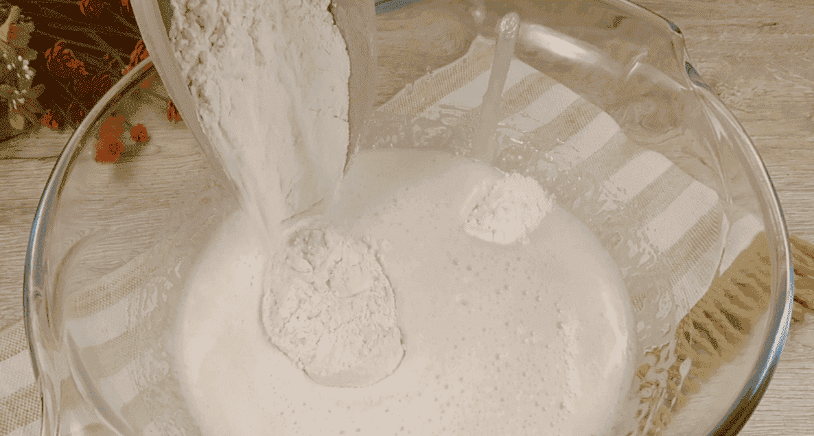 Пиріг із простих продуктів, які завжди є під рукою: смачно та швидко, 2 шари бісквіту промащені джемом і покриті горішками, так смачно, що і торта не треба