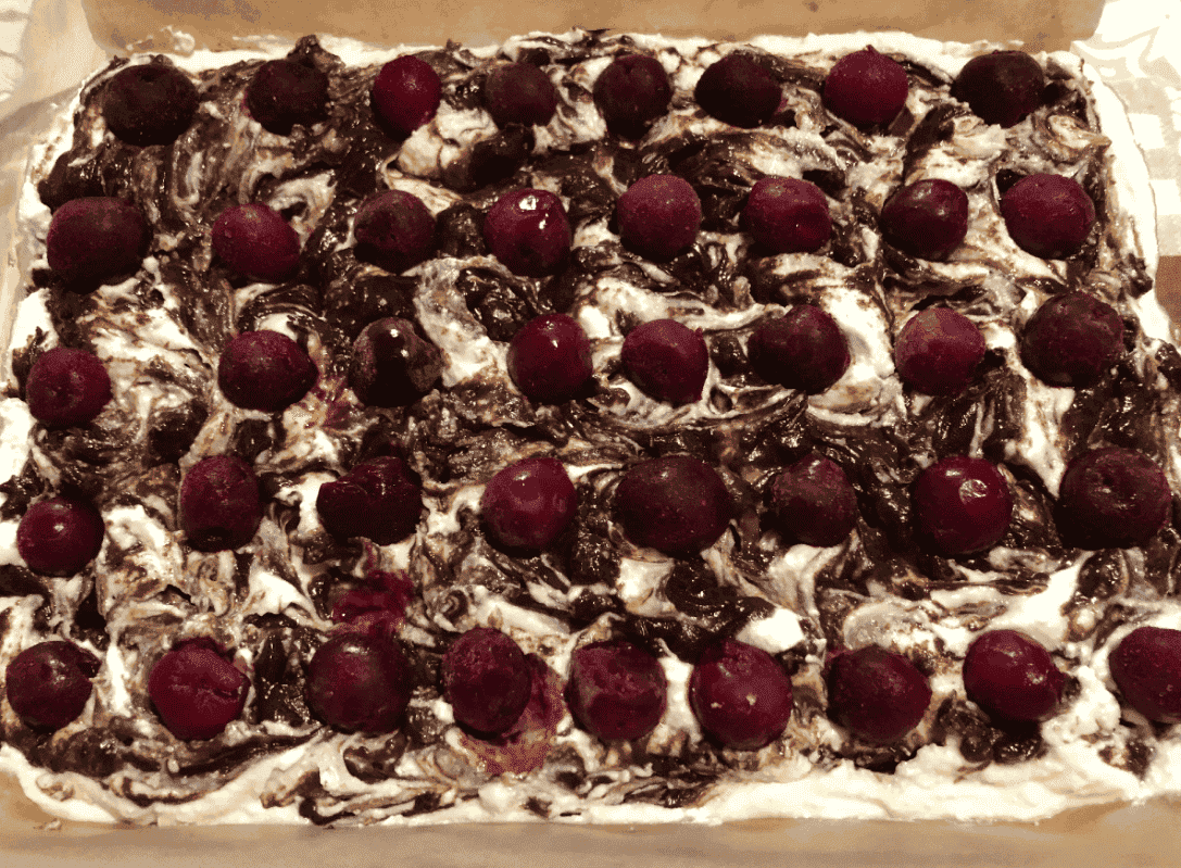 Неймовірно смачний та корисний шоколадно-сирний пиріг з вишнею: рецепт доступний та дуже простий, він повинен бути у Вашому записничку