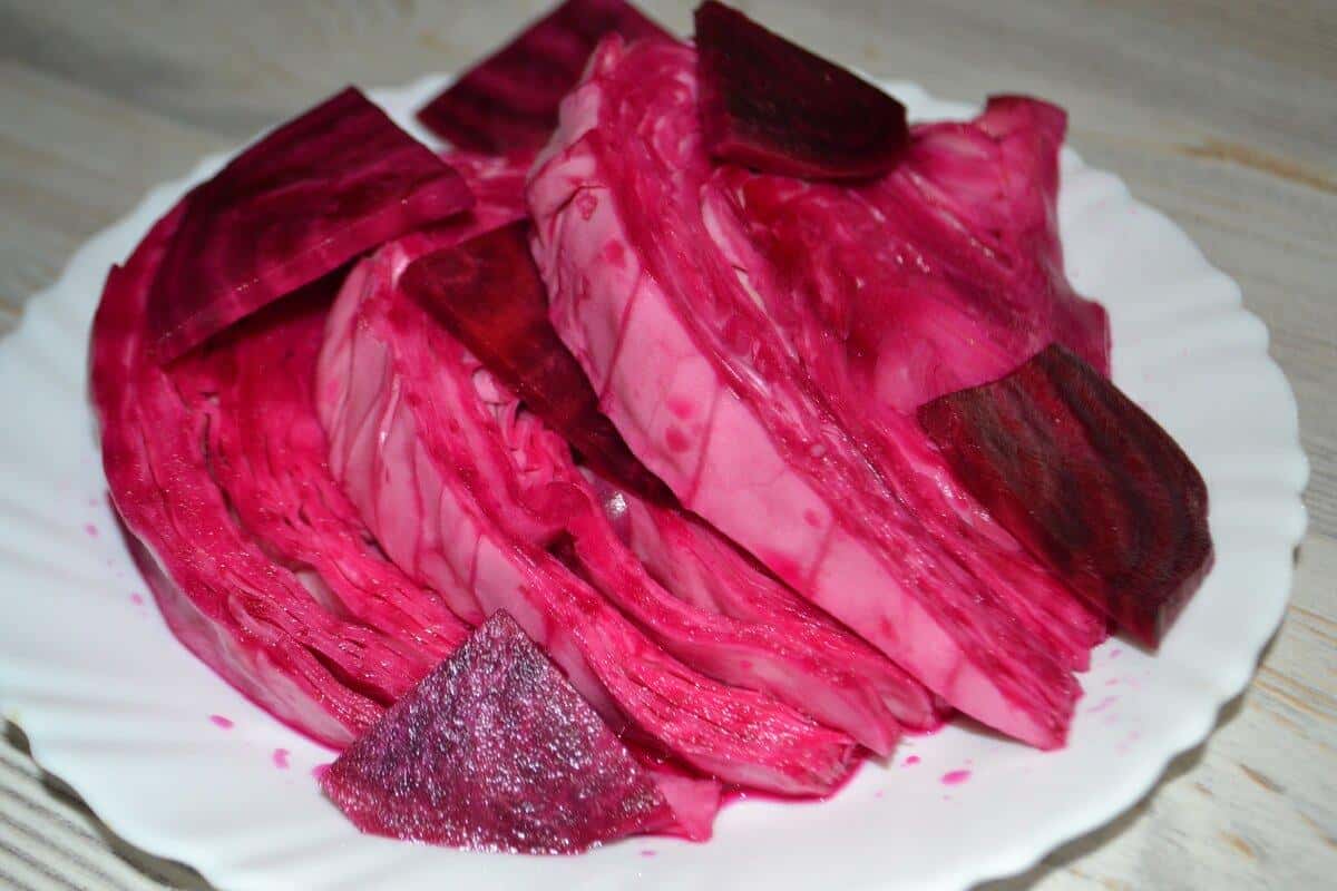 Неймовірно смачна і хрустка маринована капуста швидкого приготування: сподобається навіть тим, хто не любить капусту