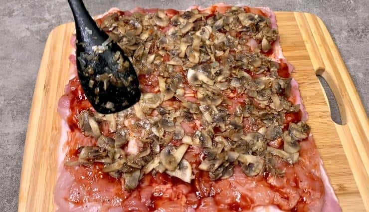 Готую дуже смачний, соковитий і апетитний РУЛЕТ З КУРКИ: подаю його тільки в особливих випадках, з'їдають миттєво