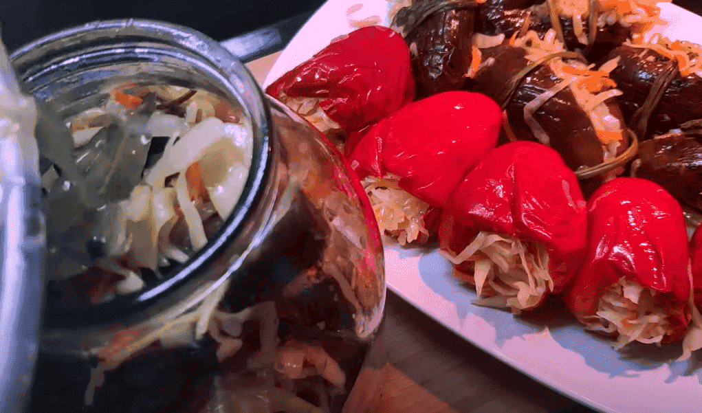 Квашені баклажани та перці з капустяно-морквяною начинкою та спеціями: рецепт без оцту, це так смачно, що не передати словами, дуже рекомендую