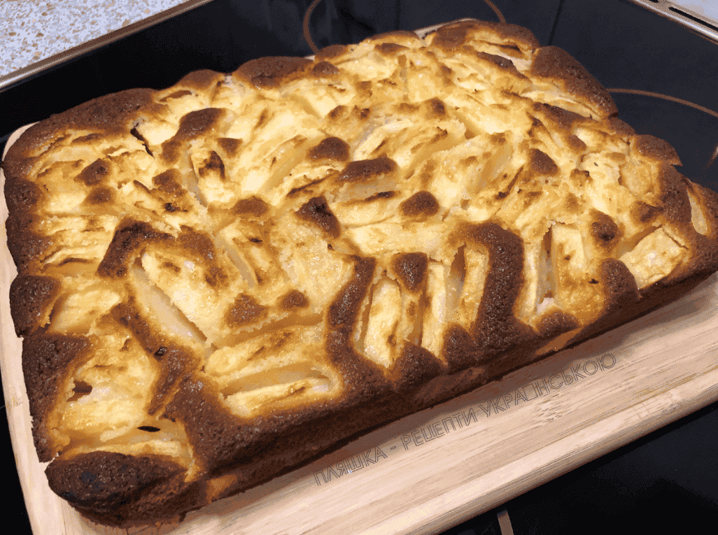 Пишний і неймовірно ніжний яблучний пиріг по-шведськи: готуємо просту, але дуже смачну випічку до чаю, яка сподобається всім