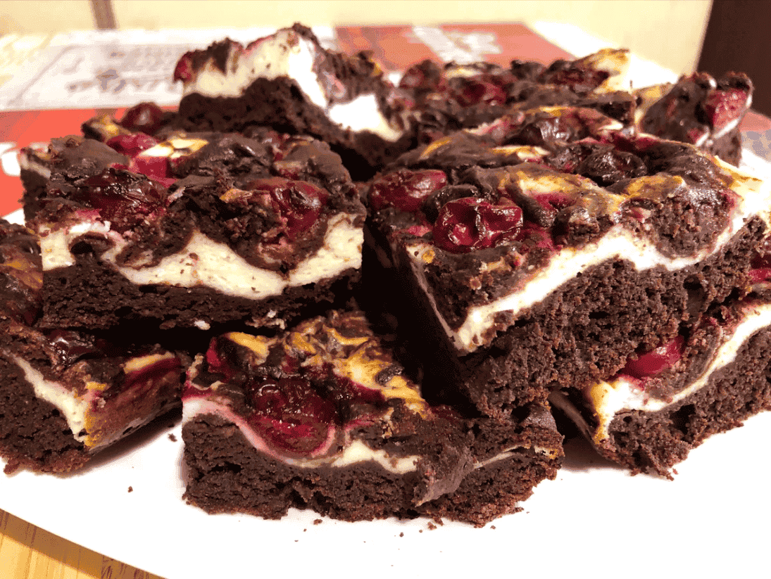 Неймовірно смачний та корисний шоколадно-сирний пиріг з вишнею: рецепт доступний та дуже простий, він повинен бути у Вашому записничку