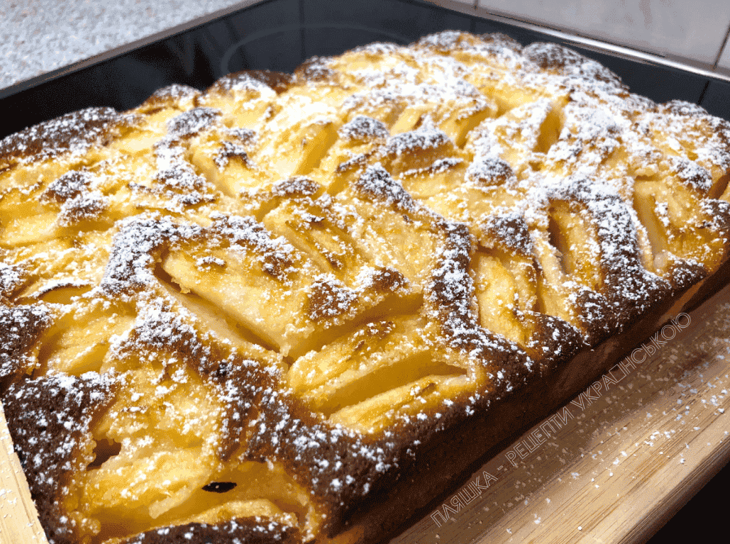 Пишний і неймовірно ніжний яблучний пиріг по-шведськи: готуємо просту, але дуже смачну випічку до чаю, яка сподобається всім