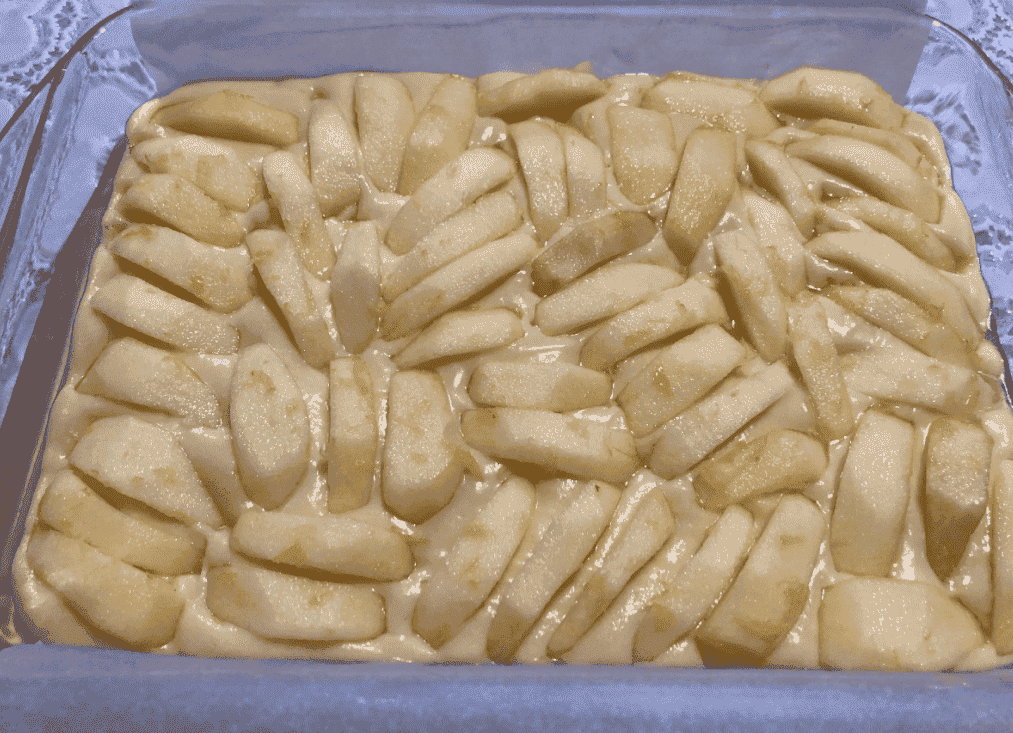Пишний і неймовірно ніжний яблучний пиріг по-шведськи: готуємо просту, але дуже смачну випічку до чаю, яка сподобається всім