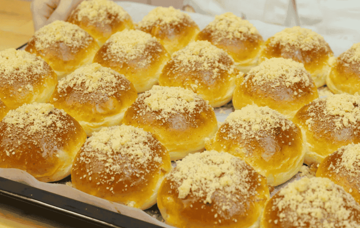 Повітряні сирні булочки з родзинками, як хмаринки: шикарний рецепт, сир робить м'якуш булочок вологим і мереживним, а смак фантастичним