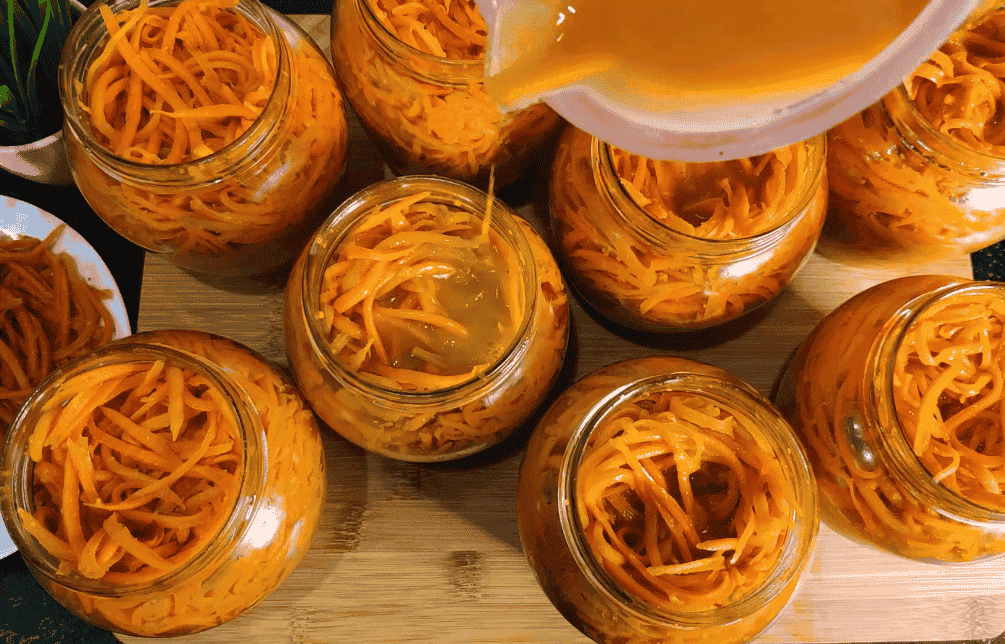 Моркву по-корейськи готую тільки так: найсмачніший і найпростіший перевірений рецепт моркви на зиму, виходить хрустка і в міру гостренька, зберігається при кімнатній температурі