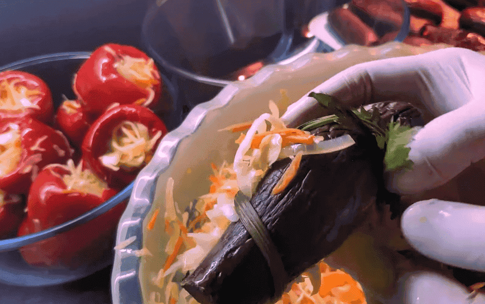 Квашені баклажани та перці з капустяно-морквяною начинкою та спеціями: рецепт без оцту, це так смачно, що не передати словами, дуже рекомендую