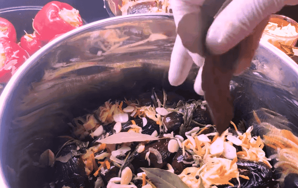 Квашені баклажани та перці з капустяно-морквяною начинкою та спеціями: рецепт без оцту, це так смачно, що не передати словами, дуже рекомендую