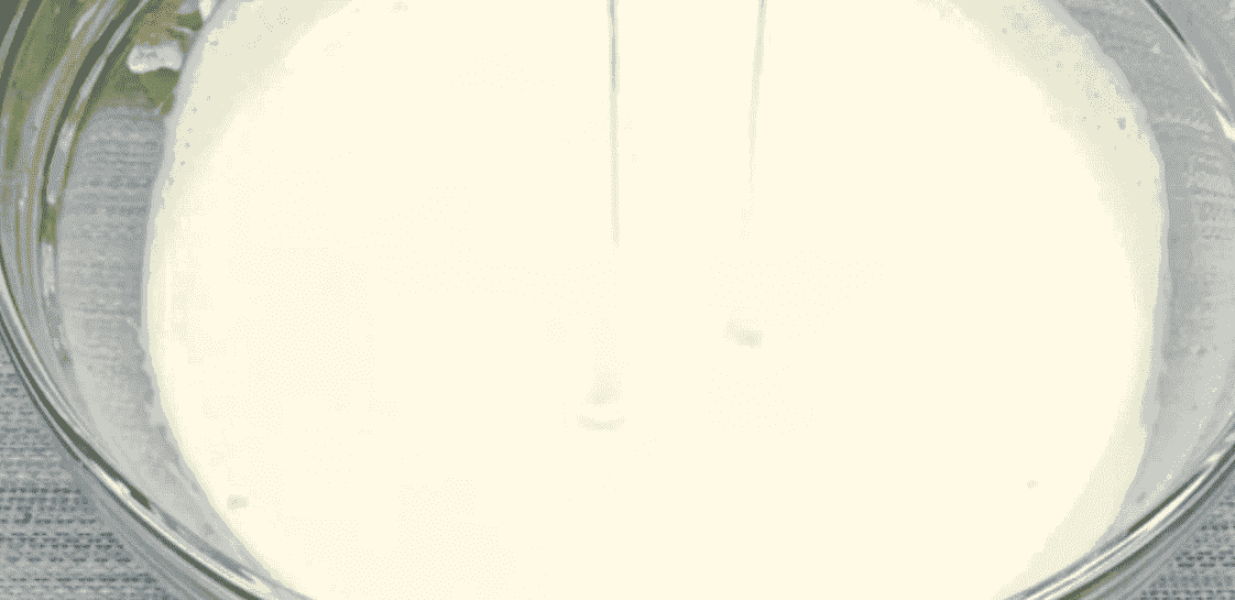 Ароматний, пишний пиріг з вишнями до чаю: недорогі продукти і тільки ті, які завжди під рукою, все дуже просто, але неймовірно смачно