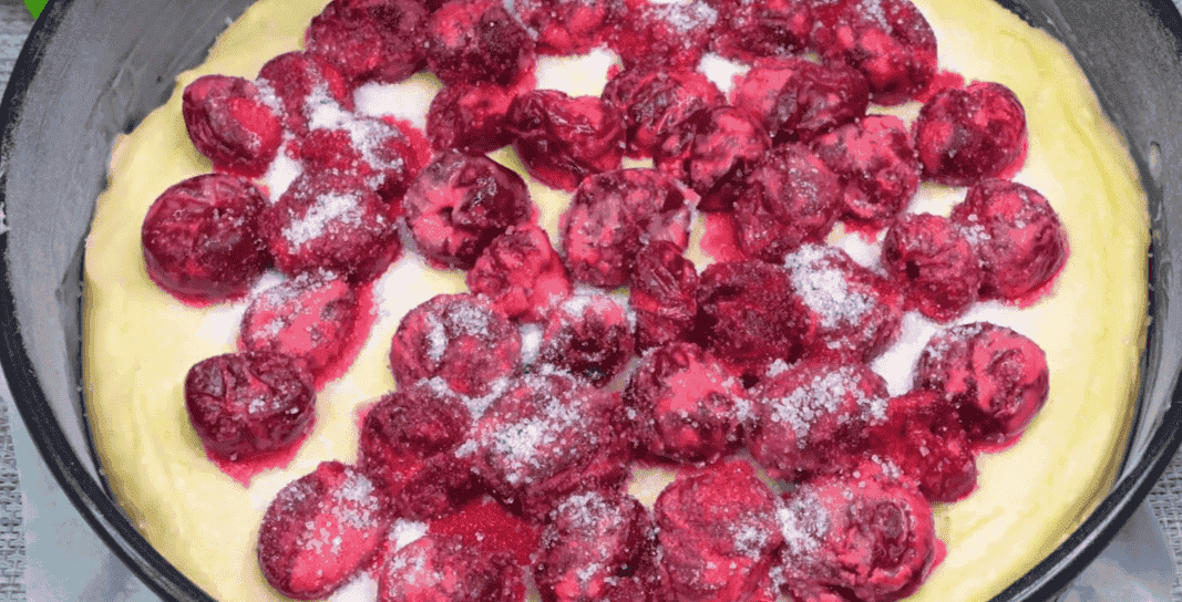 Ароматний, пишний пиріг з вишнями до чаю: недорогі продукти і тільки ті, які завжди під рукою, все дуже просто, але неймовірно смачно