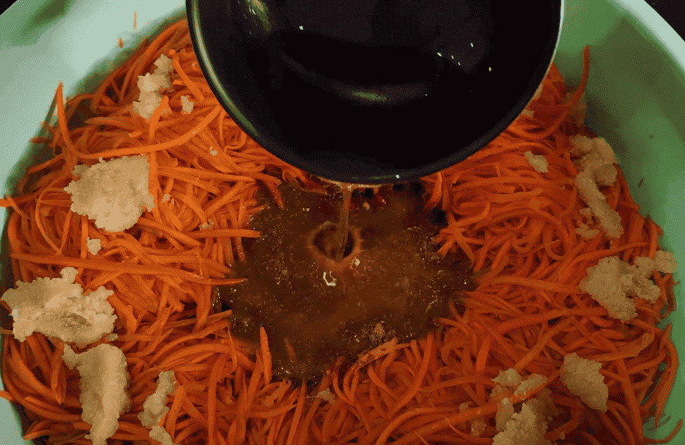 Моркву по-корейськи готую тільки так: найсмачніший і найпростіший перевірений рецепт моркви на зиму, виходить хрустка і в міру гостренька, зберігається при кімнатній температурі