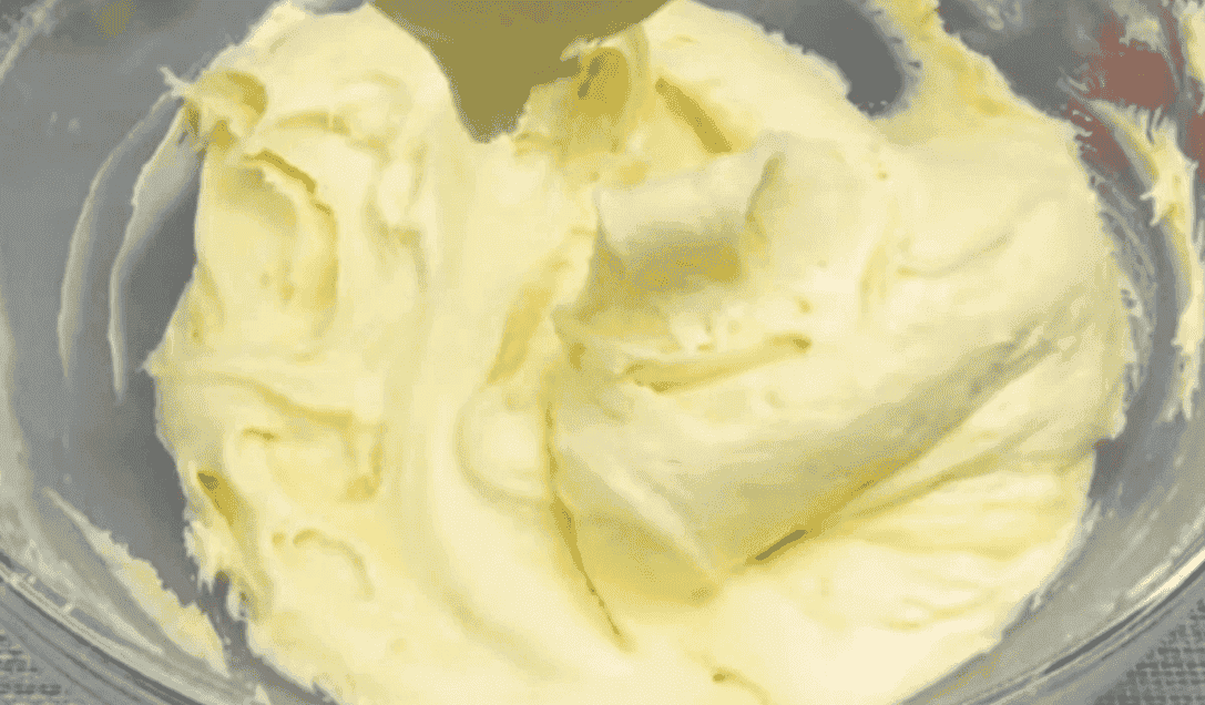 Ароматний, пишний пиріг з вишнями до чаю: недорогі продукти і тільки ті, які завжди під рукою, все дуже просто, але неймовірно смачно