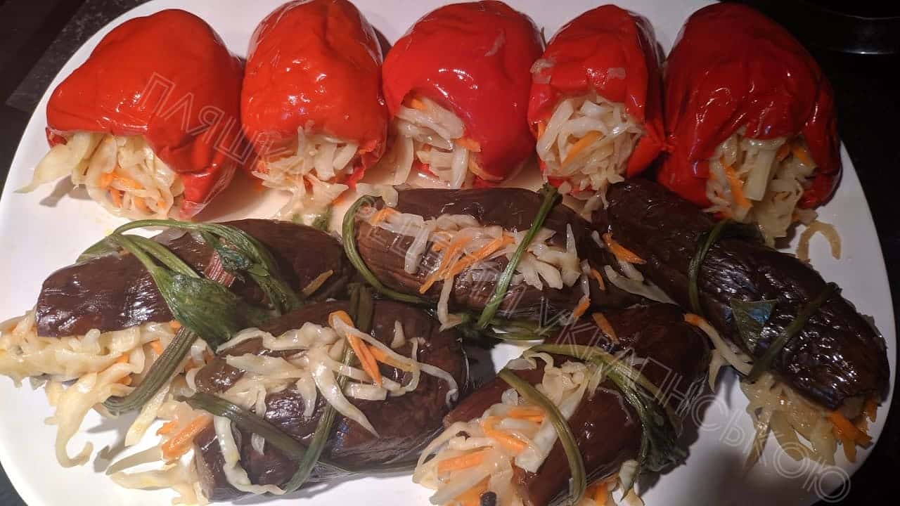 Квашені баклажани та перці з капустяно-морквяною начинкою та спеціями: рецепт без оцту, це так смачно, що не передати словами, дуже рекомендую