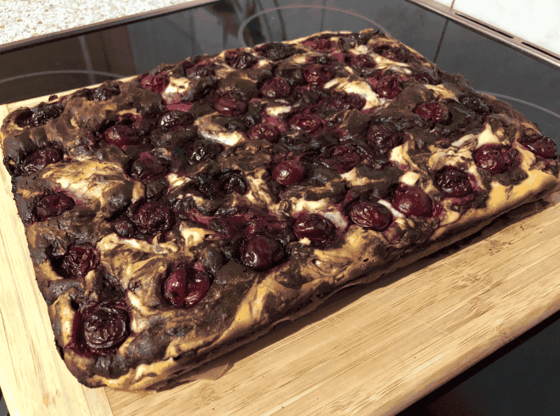 Неймовірно смачний та корисний шоколадно-сирний пиріг з вишнею: рецепт доступний та дуже простий, він повинен бути у Вашому записничку