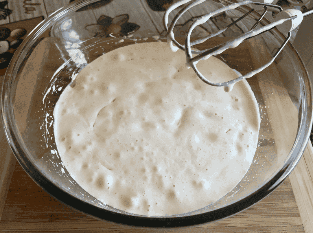 Бюджетний пиріг на кефірі зі сливами: неймовірно ніжний, пишний і дуже смачний, рецепт-знахідка, потрібно лише 2 яйця і трішки кефіру, зберігайте, щоб не загубити