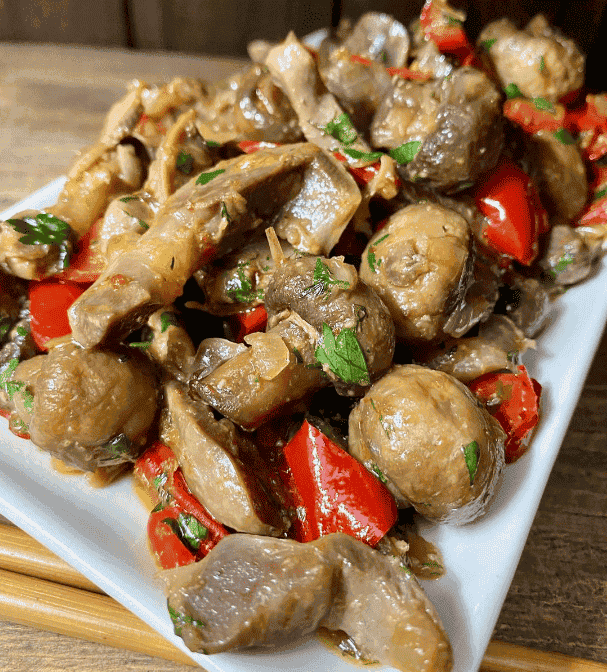 Показую, як я готую курячі шлуночки з перцем і печерицями: неймовірно смачно і ситно виходить, а готується дуже просто і легко