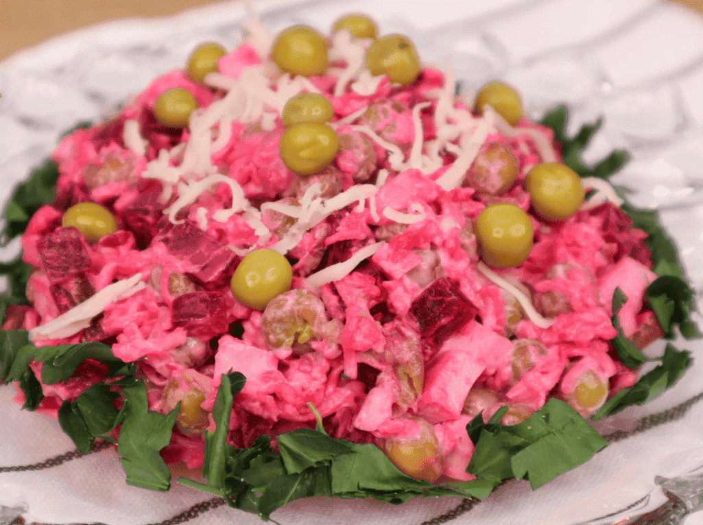 Часто готую такий салат зі звичайного буряка та ще кількох інгредієнтів: раніше думала, що вони не поєднуються, але дарма