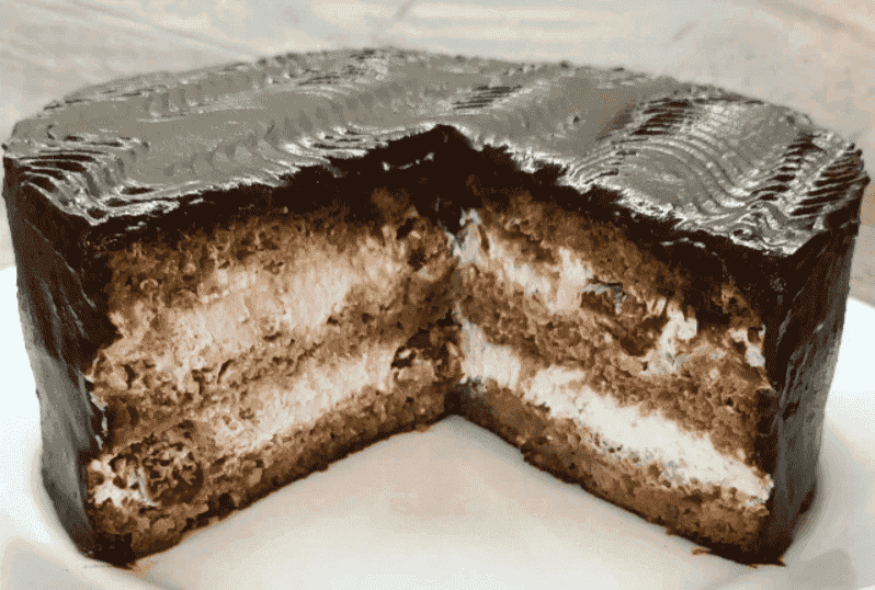 Простий та неймовірно смачний торт "Палкий поцілунок": поєднання медових коржів з ніжним сметанним кремом і вишнями - це завжди безпрограшний варіант