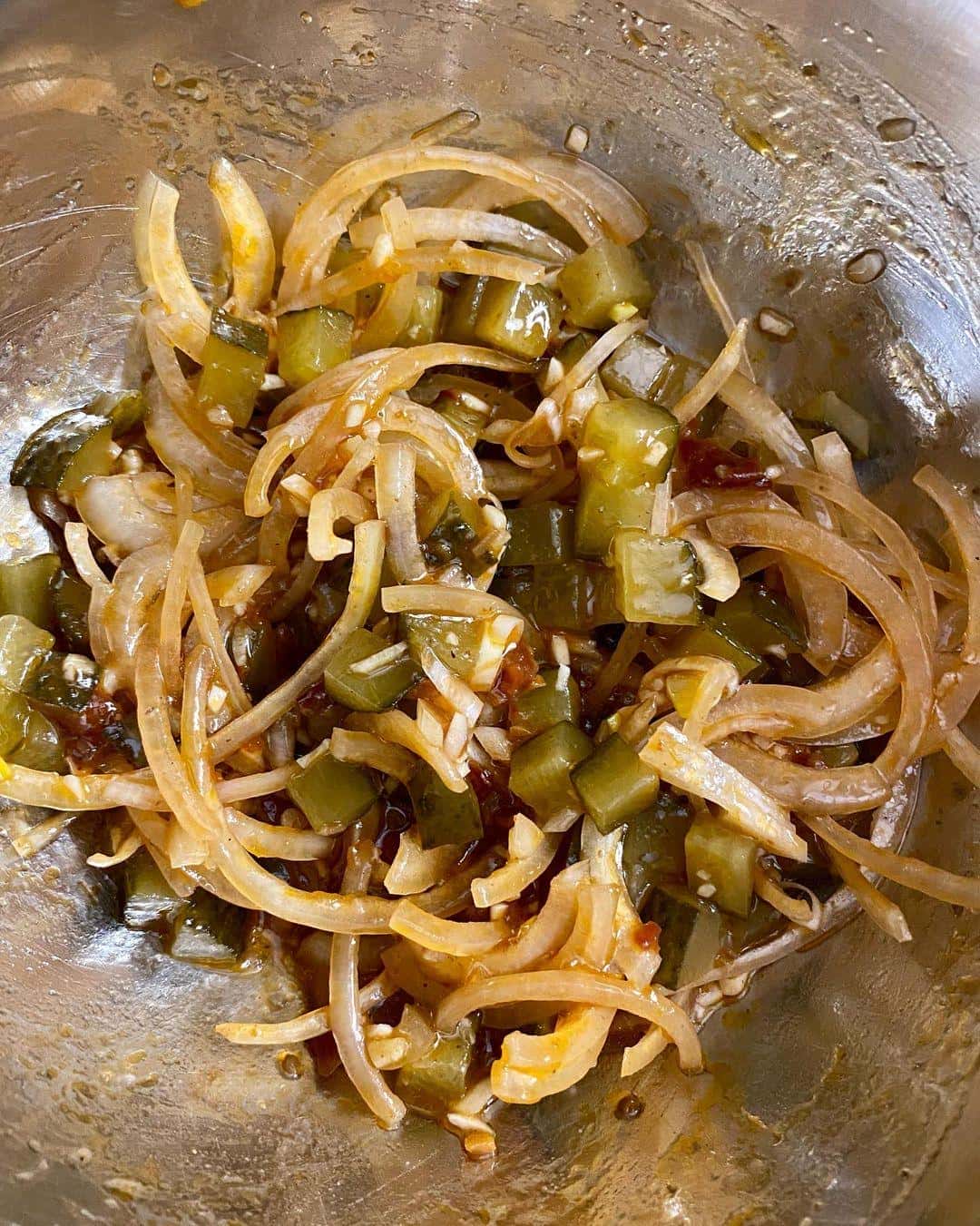 Готуємо оселедець по-циганськи: дуже смачна рибна закуска виходить, а готується все швидко, просто і легко - зберігайте рецепт