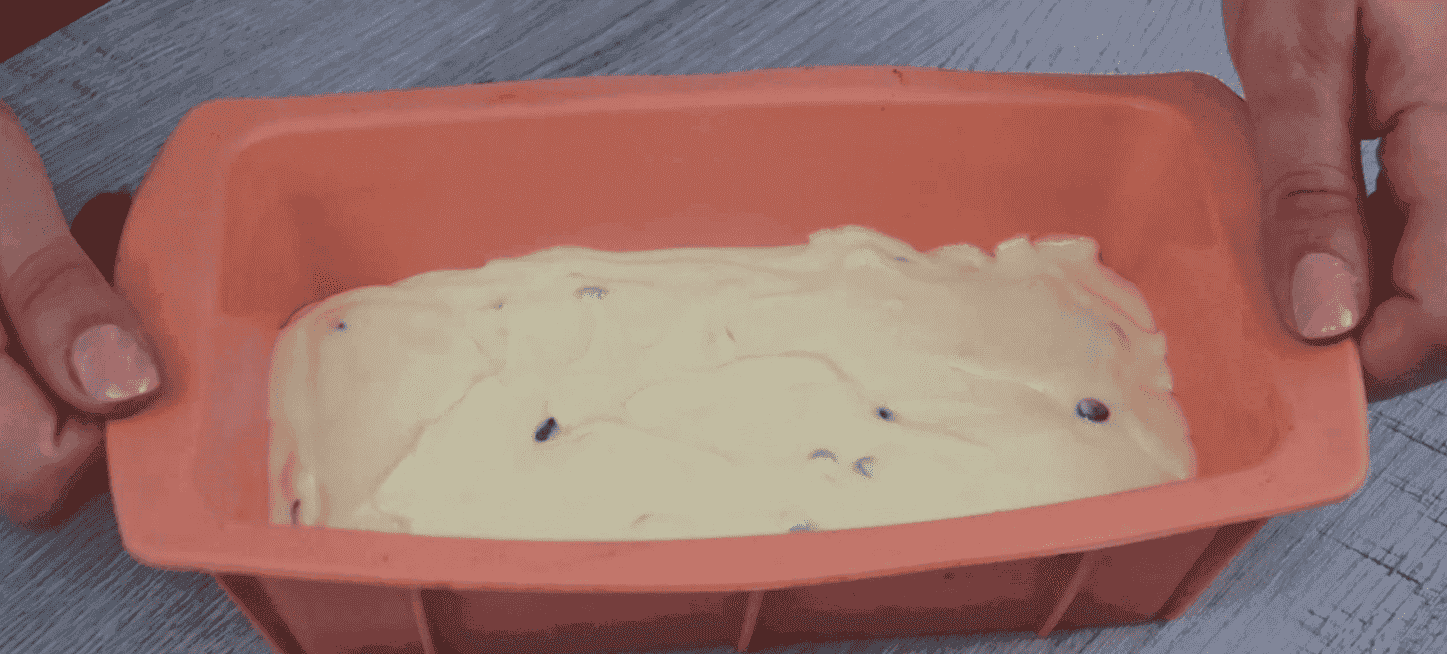 Неймовірно смачний, ніжний та ароматний кекс із шоколадними краплями: проста та швидка випічка до чаю, яка сподобається всім