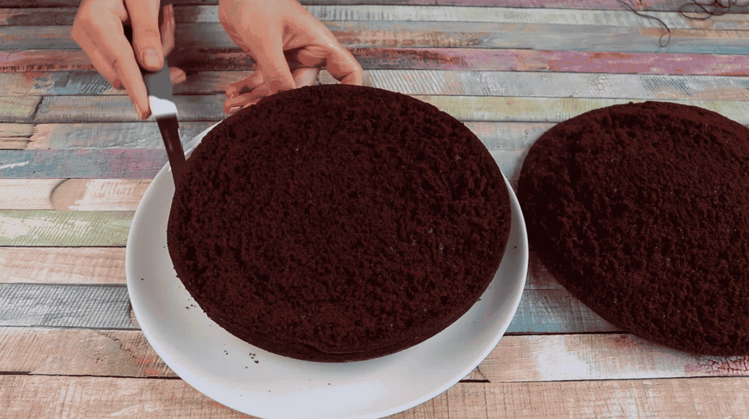 Неймовірно смачний шоколадний торт з вишнею і сметанним кремом: простий у приготуванні, і лише з доступних продуктів