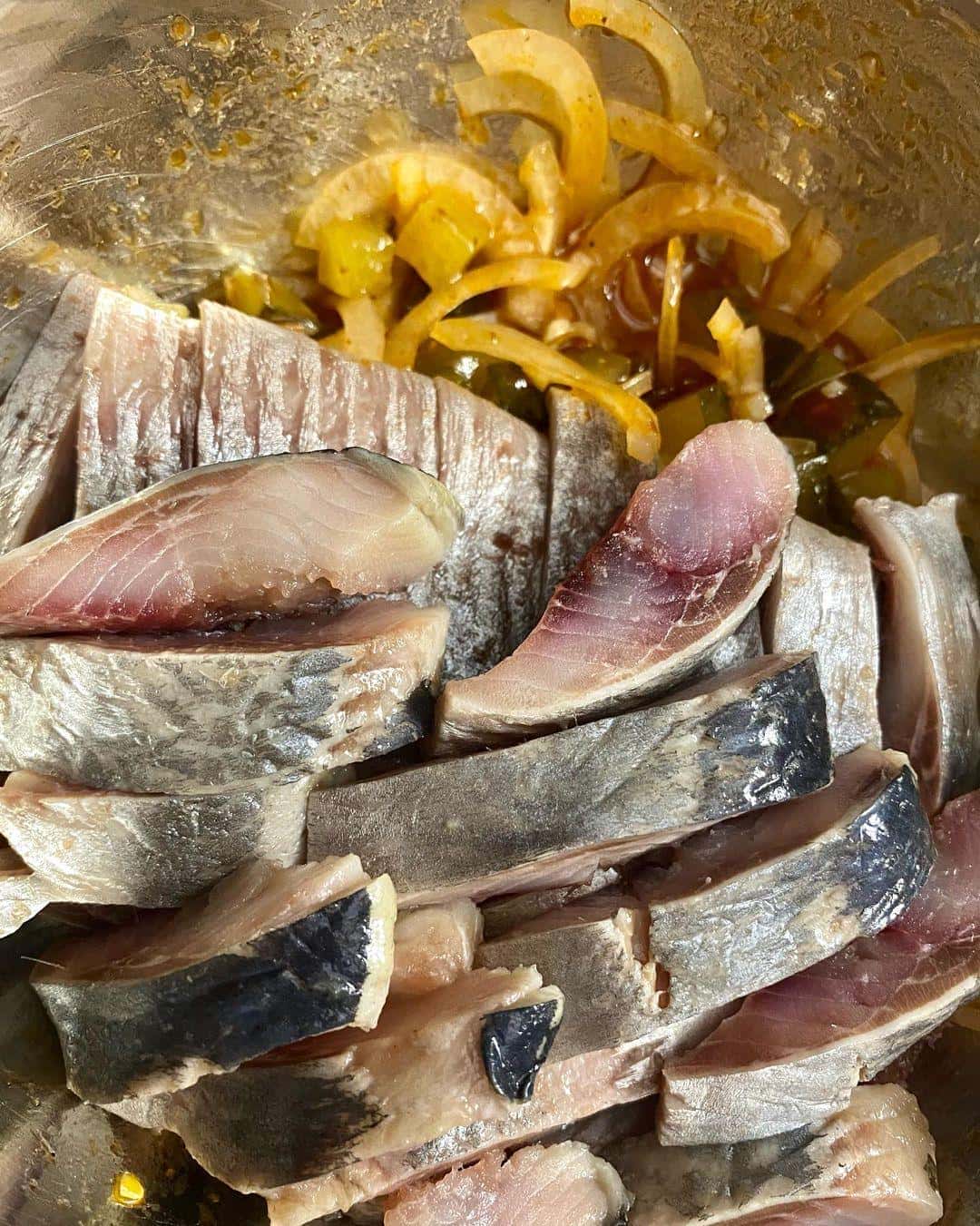 Готуємо оселедець по-циганськи: дуже смачна рибна закуска виходить, а готується все швидко, просто і легко - зберігайте рецепт